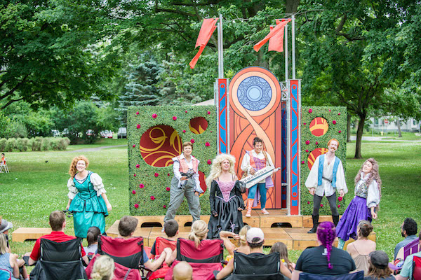 Photo d'une saison précédente de Shakespeare in the park de A Company of Fools. La saison 2024 se déroule du 8 juillet au 24 août. Macbeth. Spectacle à 19 heures. Payez ce que vous pouvez - don suggéré de 20 $. www.fools.ca